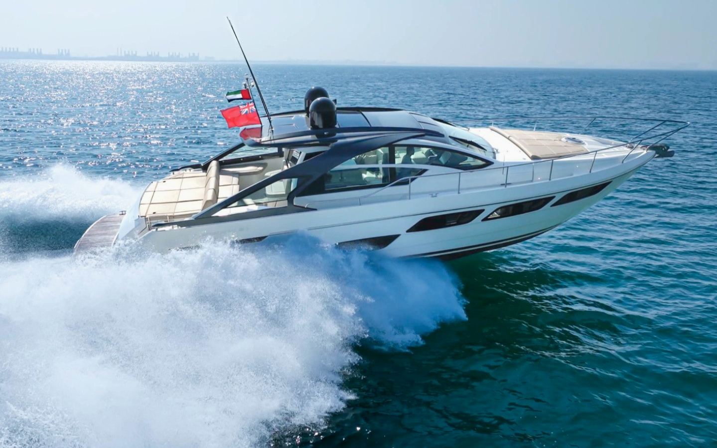 Pershing 5X Pearl White – 52 قدم