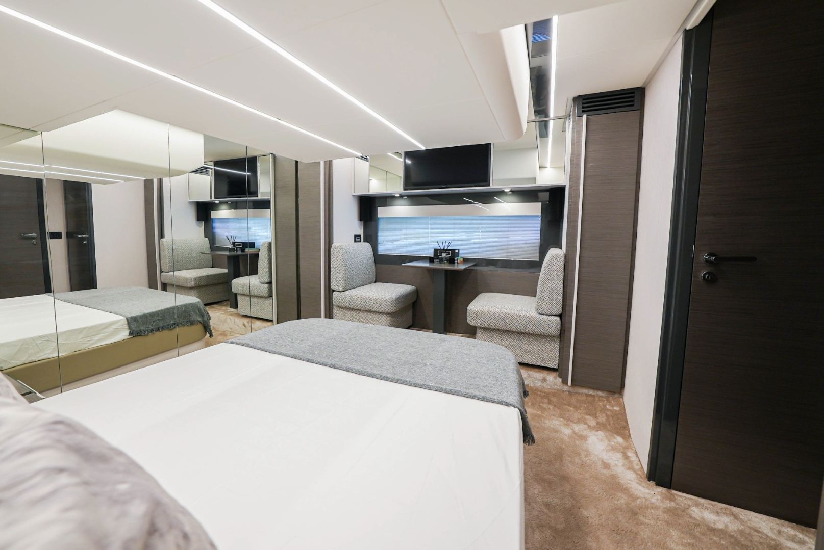 Pershing 5X Pearl White — photo 13